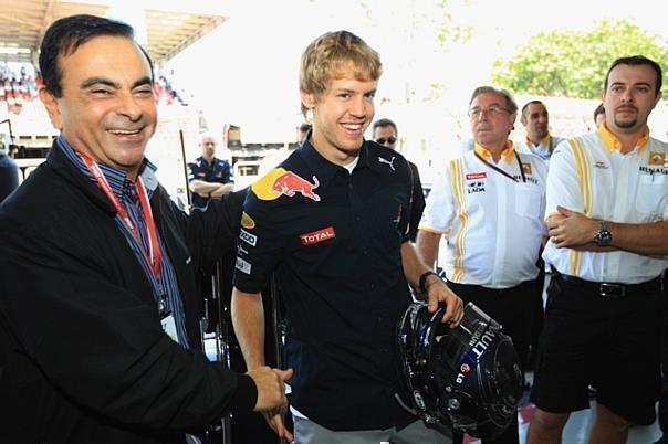 Carlos Ghosn, Vorstandsvorsitzender von Renault, erlebte den grandiosen Doppelsieg von Red Bull Racing live vor Ort in Sao Paulo - hier mit Sieger Sebastian Vettel. Foto: RB/Auto-Reporter.NET